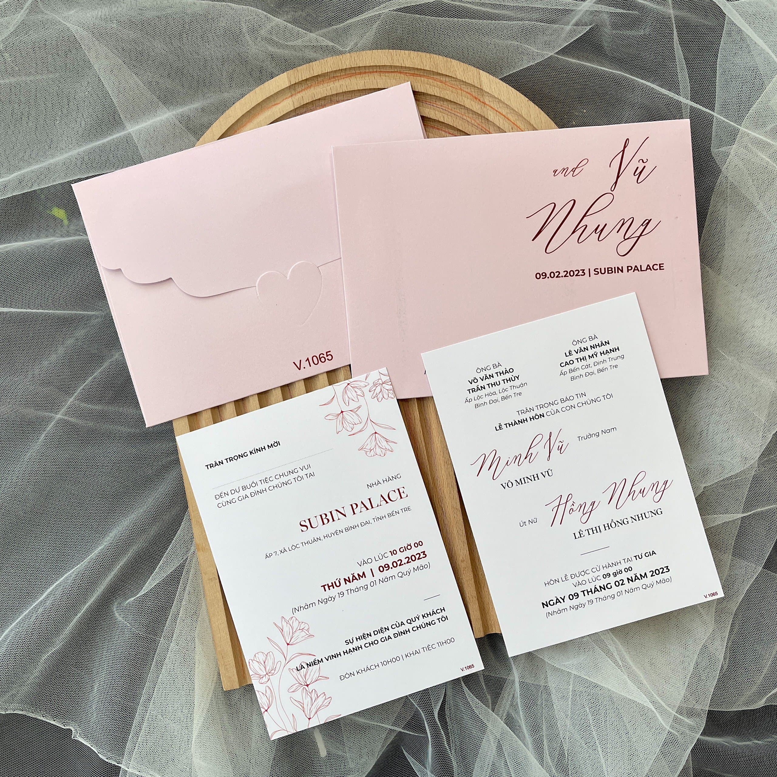 Thiệp cưới hồng cách điệu chữ