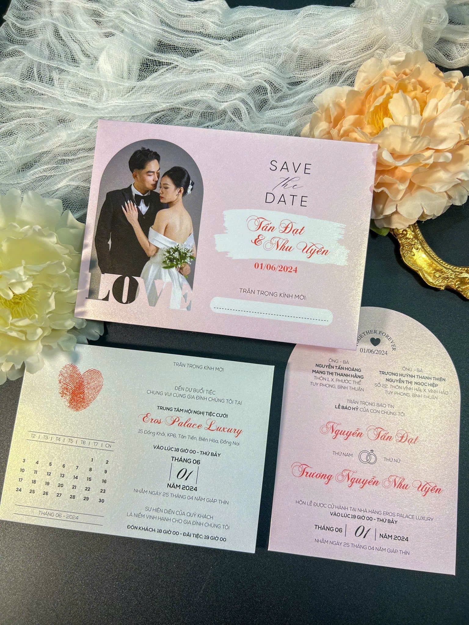 Thiệp hồng in hình dâu rể 2
