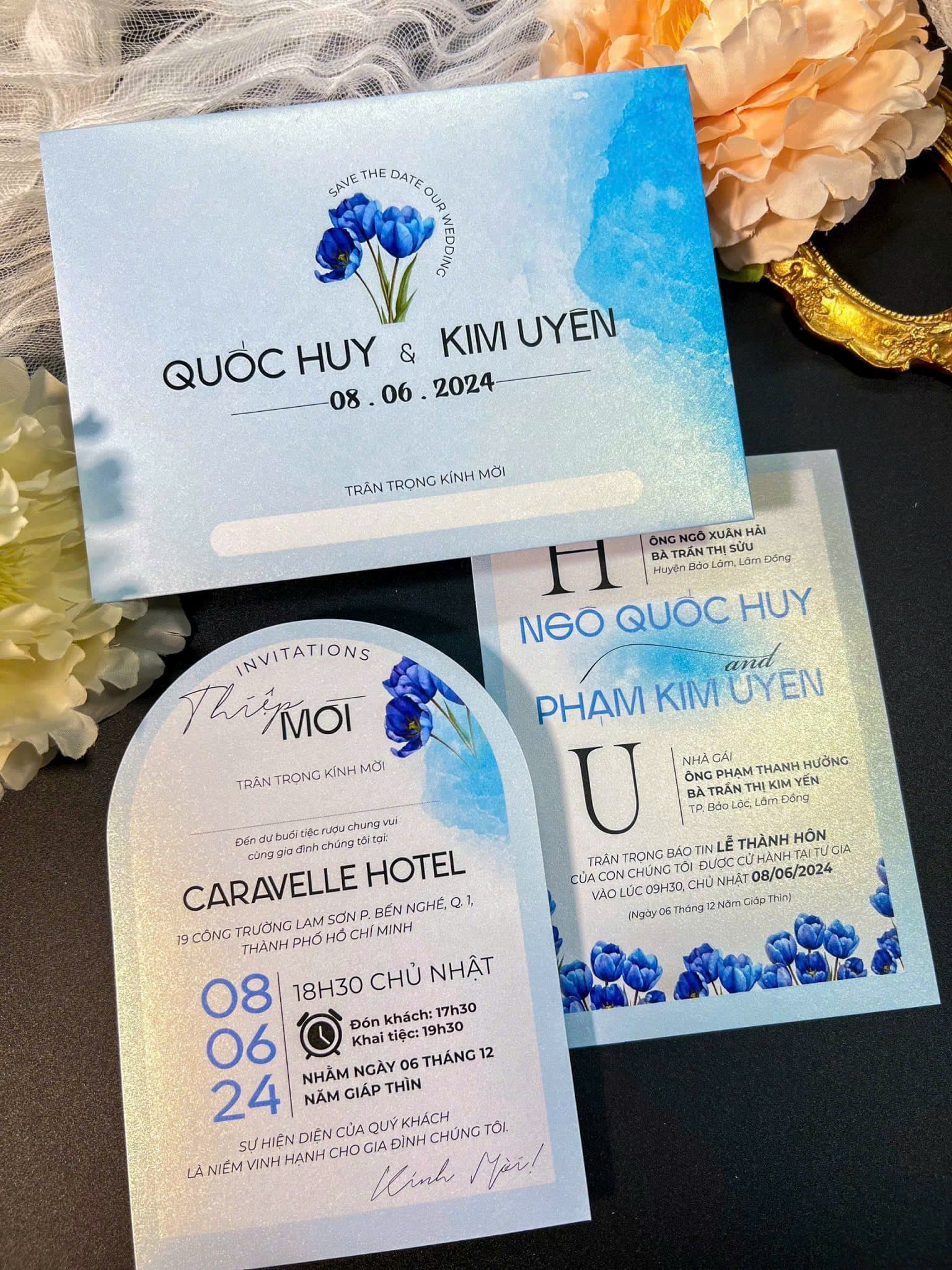 Thiệp cưới xanh cách điệu hoa tulip loang